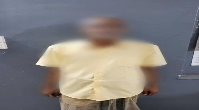 شرطة المعلا تلقي القبض على متهم بالاعتداء على جارته بشارع مًدرم ...